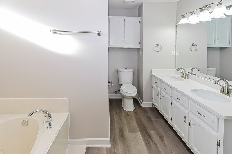 1,860/Mo, 10873 E Ridge Dr Olive Branch, MS 38654 Main Bathroom View