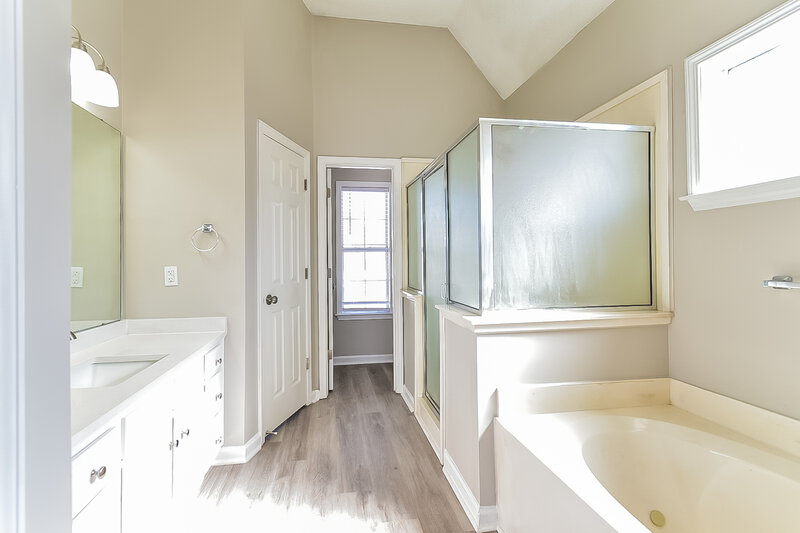 2,085/Mo, 8324 Trondheim Dr Cordova, TN 38018 Main Bathroom View