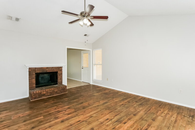 1,380/Mo, 6325 Kensington Rd Horn Lake, MS 38637 Living Room View