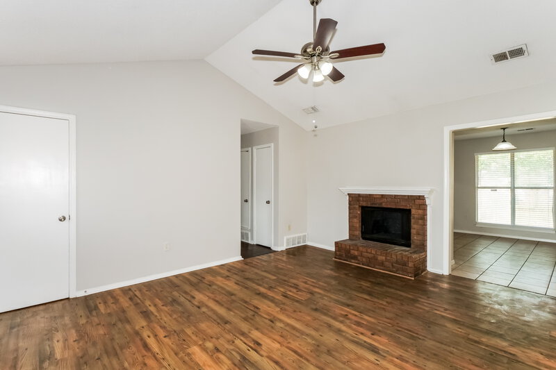 1,380/Mo, 6325 Kensington Rd Horn Lake, MS 38637 Living Room View 2