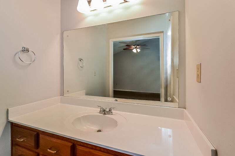 1,470/Mo, 7301 Dunbarton Dr Horn Lake, MS 38637 Main Bathroom View