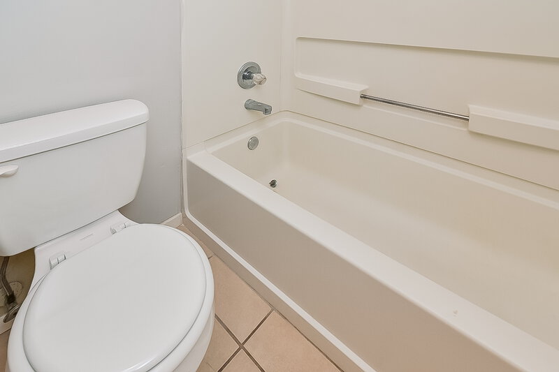 1,470/Mo, 7301 Dunbarton Dr Horn Lake, MS 38637 Main Bathroom View 2