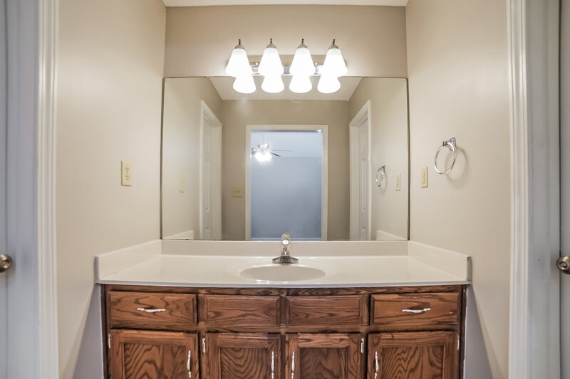 1,665/Mo, 9862 Allen Pkwy S Olive Branch, MS 38654 Main Bathroom View
