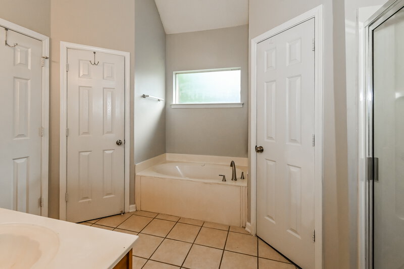 2,010/Mo, 9213 Gavin Dr Olive Branch, MS 38654 Main Bathroom View