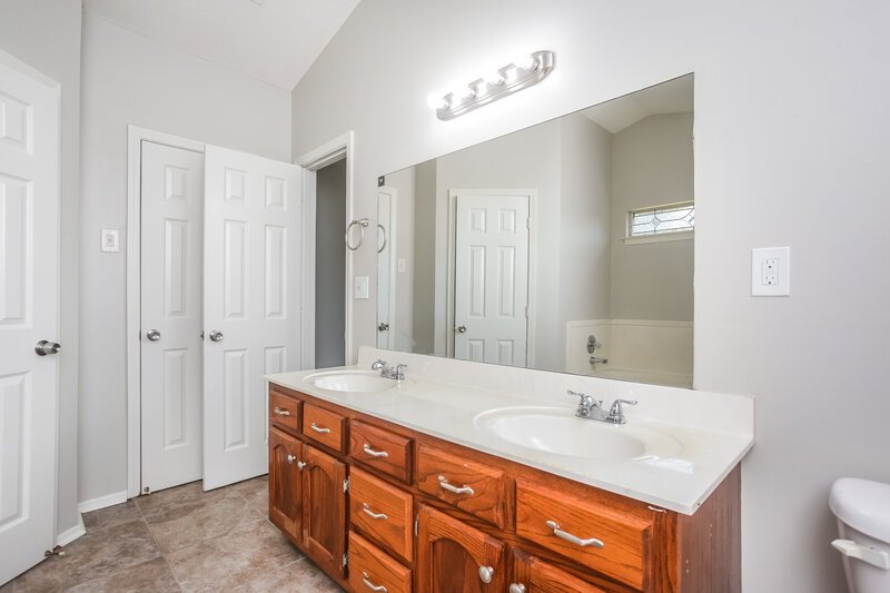 1,795/Mo, 10431 Amanda Dr Olive Branch, MS 38654 Main Bathroom View 2