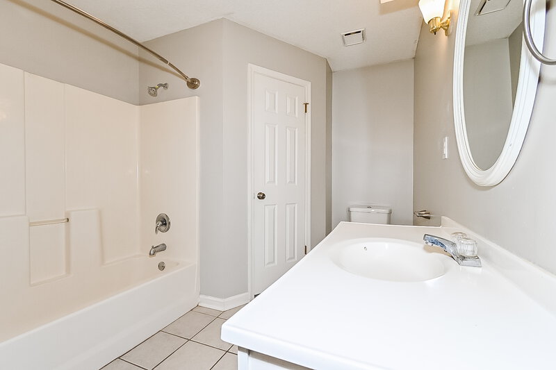1,815/Mo, 9898 Cherokee Dr Olive Branch, MS 38654 Main Bathroom View