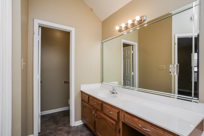 1,695/Mo, 8207 Crosspointe Dr Olive Branch, MS 38654 Main Bathroom View