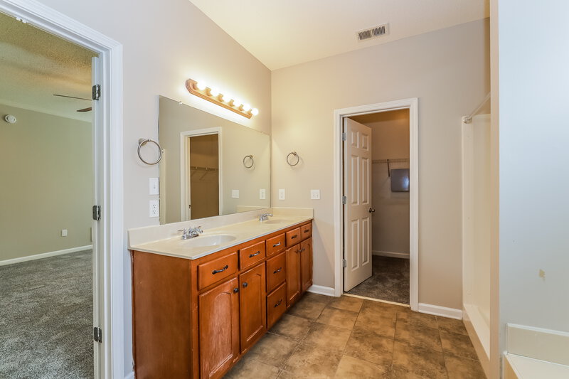 2,240/Mo, 1391 Shetland Dr Southaven, MS 38671 Main Bathroom View