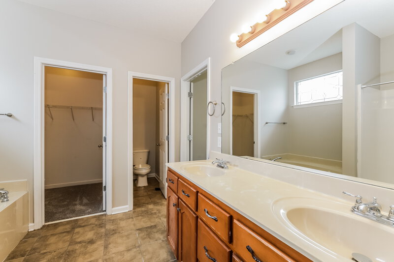 2,240/Mo, 1391 Shetland Dr Southaven, MS 38671 Main Bathroom View 2
