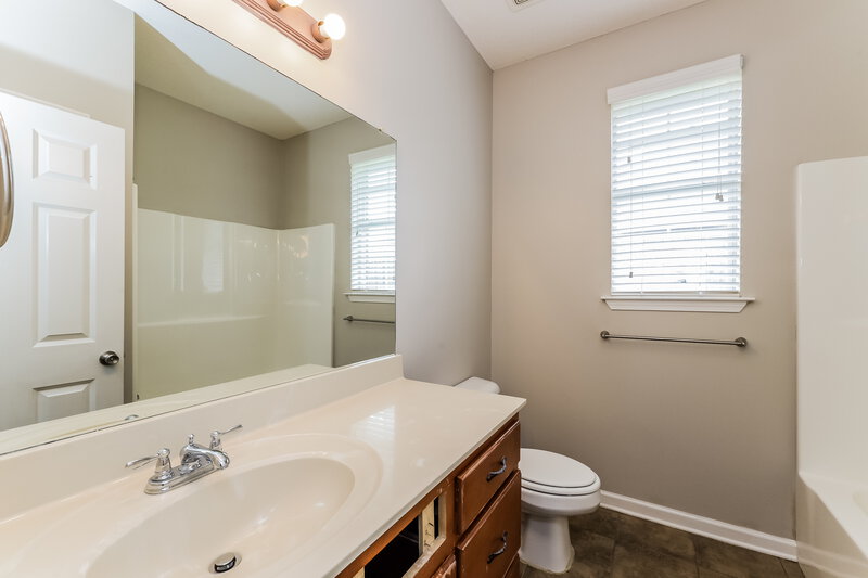 2,240/Mo, 1391 Shetland Dr Southaven, MS 38671 Bathroom View