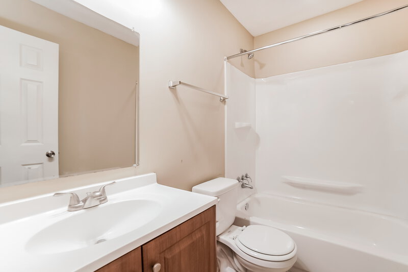 2,390/Mo, 732 Charter Oak Dr Southaven, MS 38671 Main Bathroom View