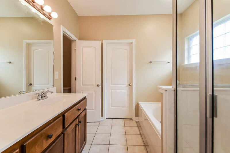 1,840/Mo, 8359 Windsor Ln Southaven, MS 38672 Main Bathroom View