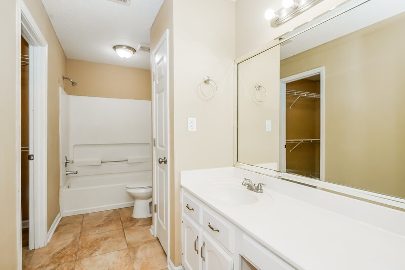 1,740/Mo, 6916 Fox Briar Cove Walls, MS 38680 Main Bathroom View