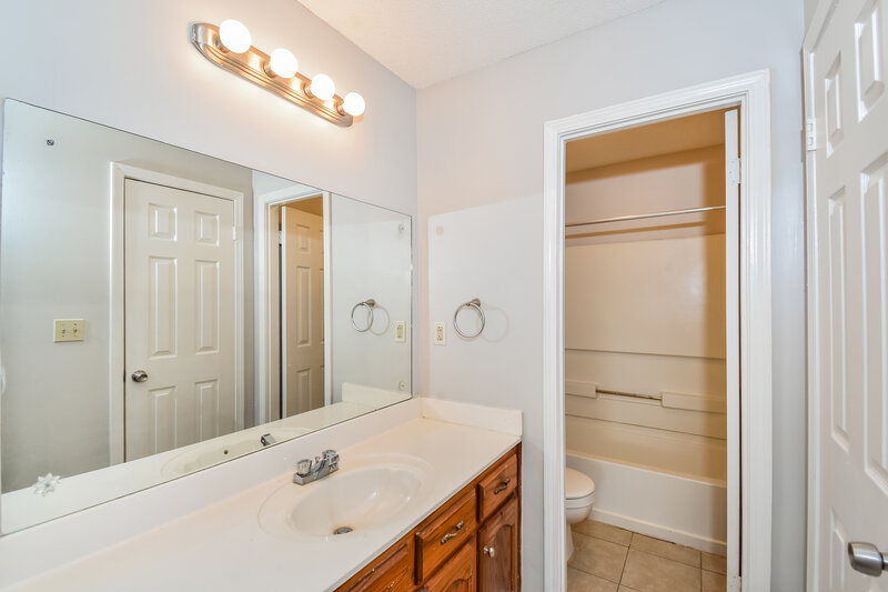 1,565/Mo, 6845 Dunbarton Dr Horn Lake, MS 38637 Main Bathroom View