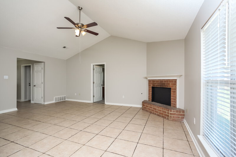 1,725/Mo, 6740 Hunters Crossing Horn Lake, MS 38637 Living Room View 2