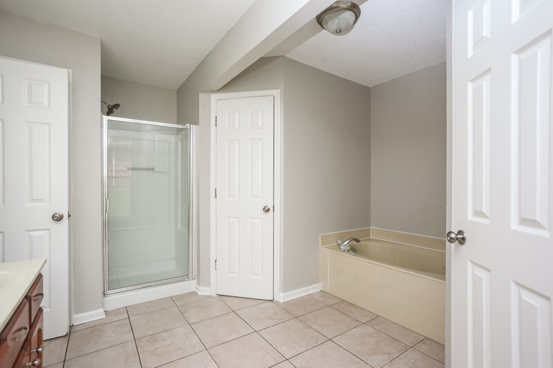 1,725/Mo, 6740 Hunters Crossing Horn Lake, MS 38637 Main Bathroom View