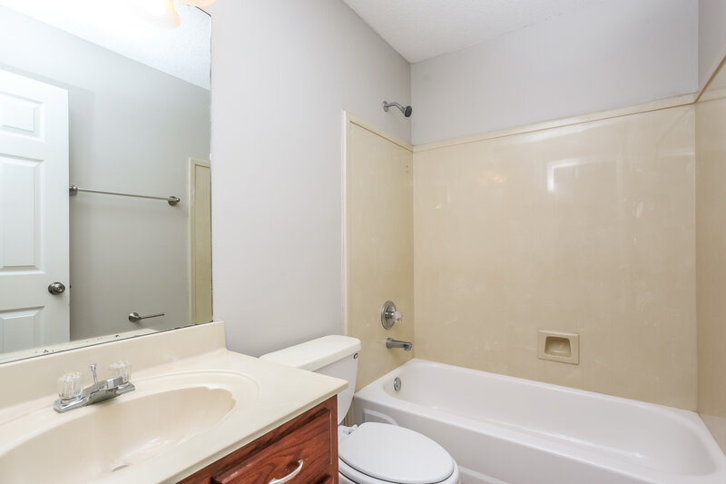 1,725/Mo, 6740 Hunters Crossing Horn Lake, MS 38637 Bathroom View 2