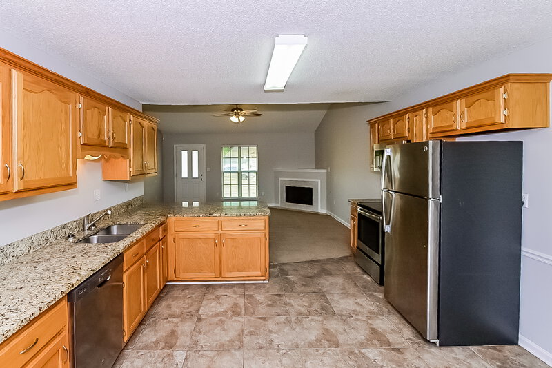 1,690/Mo, 7438 Crystal Dr Horn Lake, MS 38637 Kitchen View 3