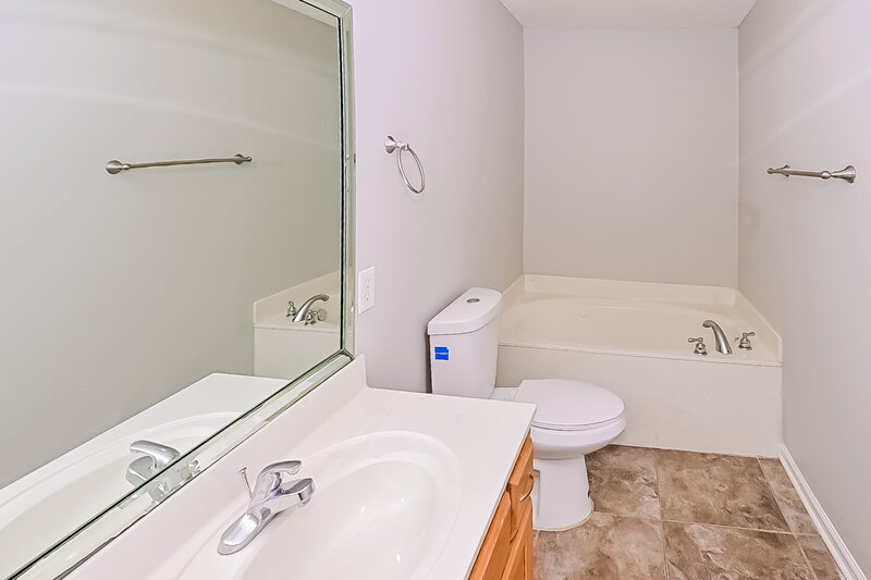 1,690/Mo, 7438 Crystal Dr Horn Lake, MS 38637 Bathroom View 3