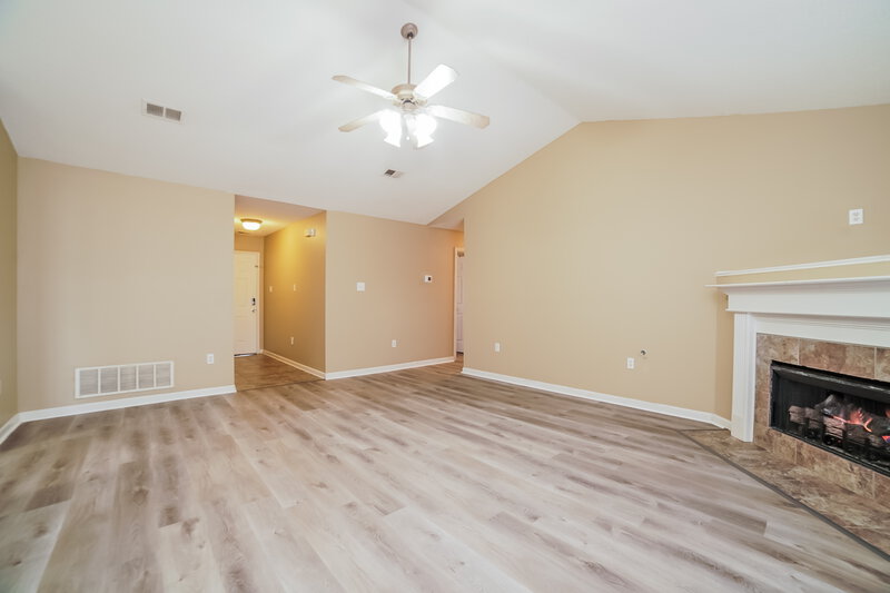 1,560/Mo, 6932 Wrenwood Dr Horn Lake, MS 38637 Living Room View 2