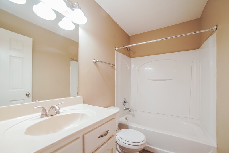 1,560/Mo, 6932 Wrenwood Dr Horn Lake, MS 38637 Bathroom View