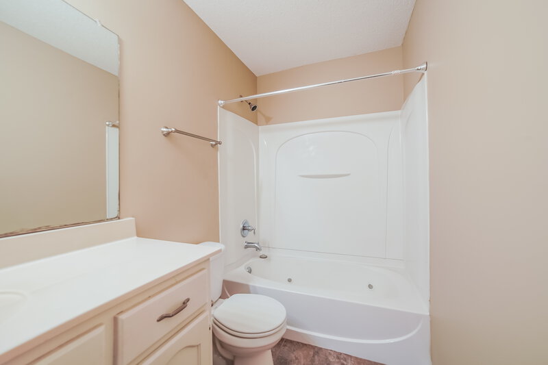 1,560/Mo, 6932 Wrenwood Dr Horn Lake, MS 38637 Bathroom View 2