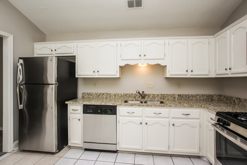 1,620/Mo, 6825 Dunbarton Dr Horn Lake, MS 38637 Kitchen View 2