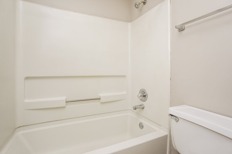 1,620/Mo, 6825 Dunbarton Dr Horn Lake, MS 38637 Main Bathroom View 2