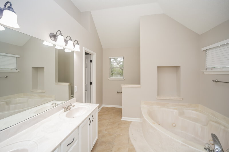 2,930/Mo, 7228 Hunters Horn Dr Olive Branch, MS 38654 Main Bathroom View