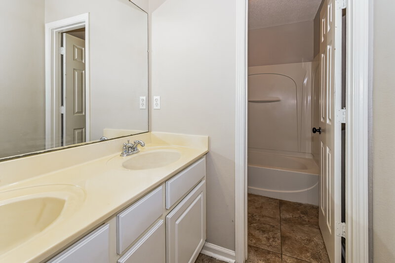 1,805/Mo, 9915 White Poplar Dr Olive Branch, MS 38654 Bathroom View