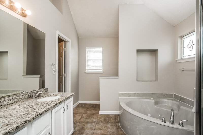 2,090/Mo, 7195 Hunters Forest Drive Olive Branch, MS 38654 Main Bathroom View 2