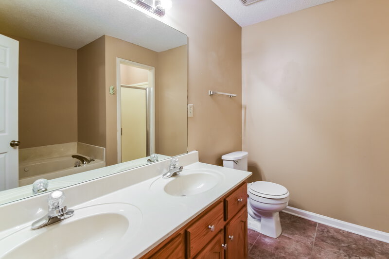 1,935/Mo, 6020 Oak Ridge Dr Olive Branch, MS 38654 Main Bathroom View