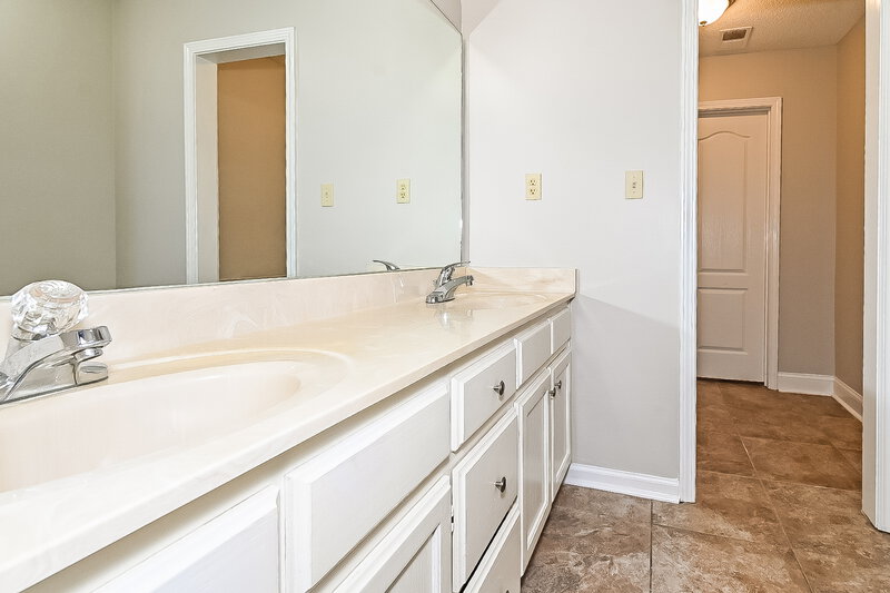 2,060/Mo, 10020 Fox Chase Dr Olive Branch, MS 38654 Main Bathroom View