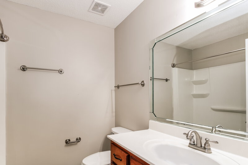 1,960/Mo, 8995 William Paul Dr Olive Branch, MS 38654 Main Bathroom View 2