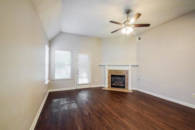 2,080/Mo, 5604 Corvin Ln Southaven, MS 38671 Living Room View 2