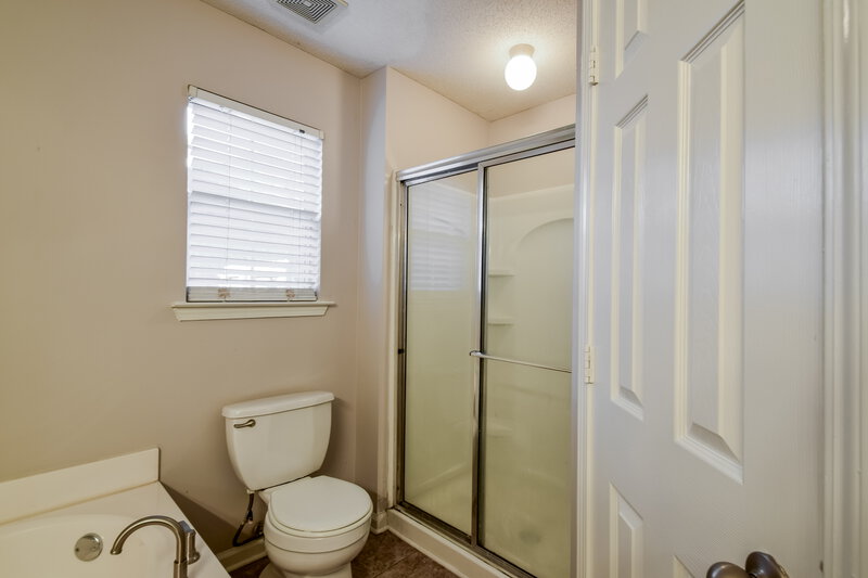2,080/Mo, 5604 Corvin Ln Southaven, MS 38671 Main Bathroom View 2