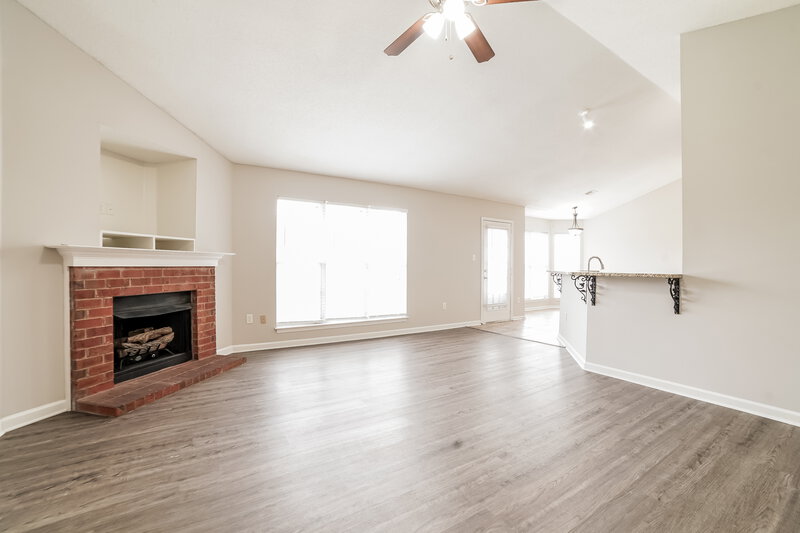 2,690/Mo, 1656 Mary Payton Dr Southaven, MS 38671 Living Room View 2