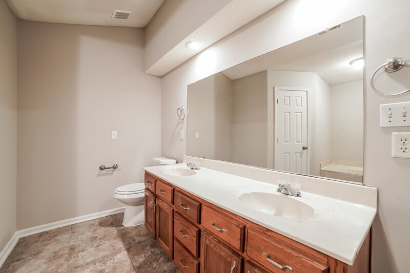 2,690/Mo, 1656 Mary Payton Dr Southaven, MS 38671 Main Bathroom View