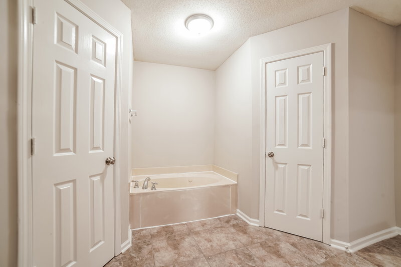 2,690/Mo, 1656 Mary Payton Dr Southaven, MS 38671 Main Bathroom View 2