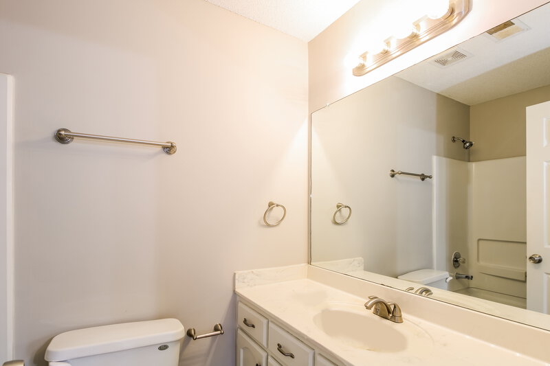 2,490/Mo, 799 Grant Dr Southaven, MS 38671 Main Bathroom View