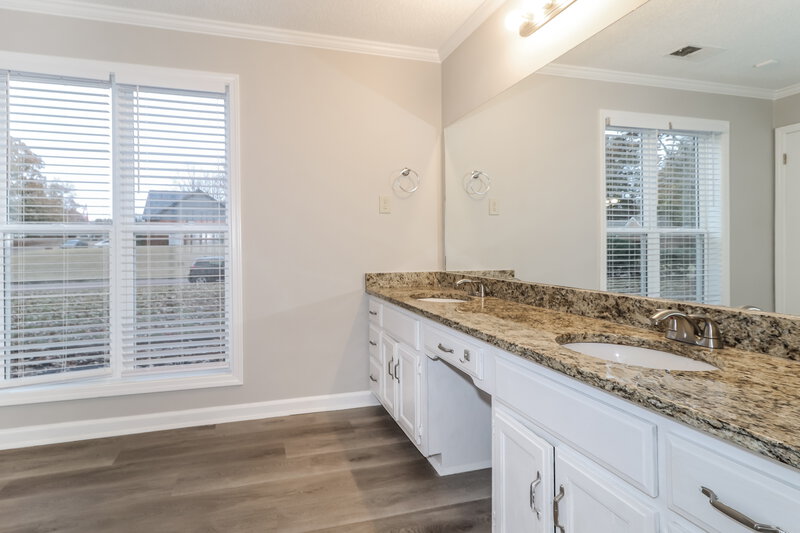 1,920/Mo, 5465 Pear Dr Southaven, MS 38671 Main Bathroom View