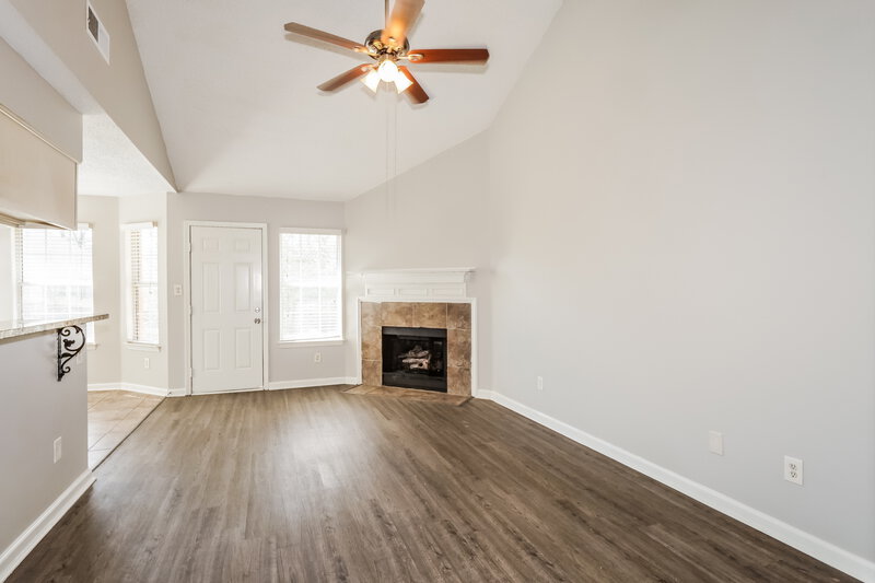 1,690/Mo, 1651 Thomas St Horn Lake, MS 38637 Living Room View 2