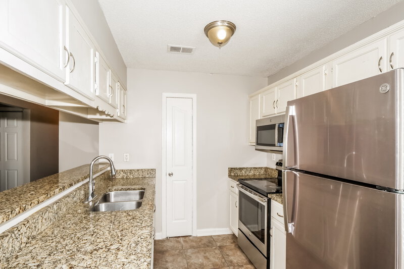 1,690/Mo, 1651 Thomas St Horn Lake, MS 38637 Kitchen View