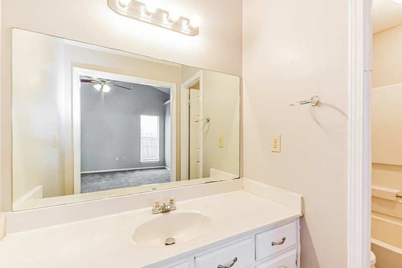 1,700/Mo, 7171 Dunbarton Dr Horn Lake, MS 38637 Main Bathroom View