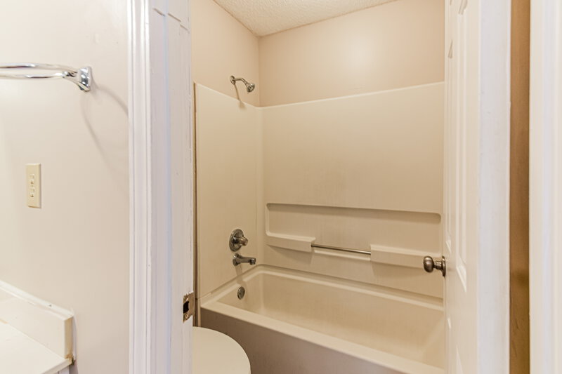 1,700/Mo, 7171 Dunbarton Dr Horn Lake, MS 38637 Bathroom View