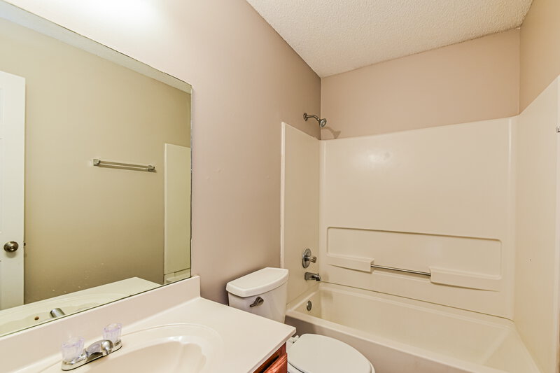 1,700/Mo, 7171 Dunbarton Dr Horn Lake, MS 38637 Bathroom View 2