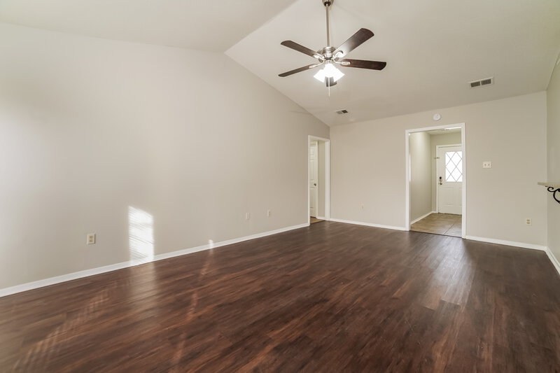 1,435/Mo, 3421 Laurelwood St Horn Lake, MS 38637 Living Room View 2