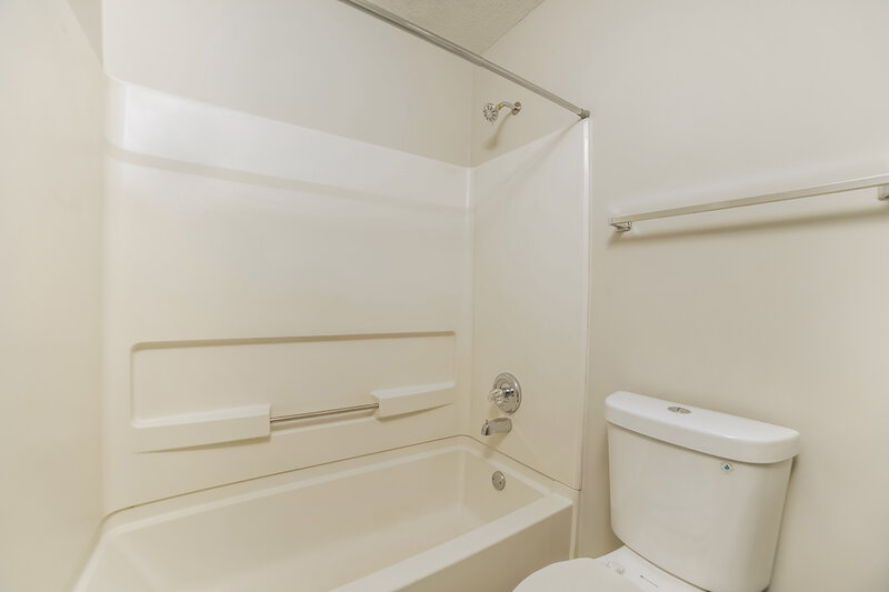 1,435/Mo, 3421 Laurelwood St Horn Lake, MS 38637 Main Bathroom View