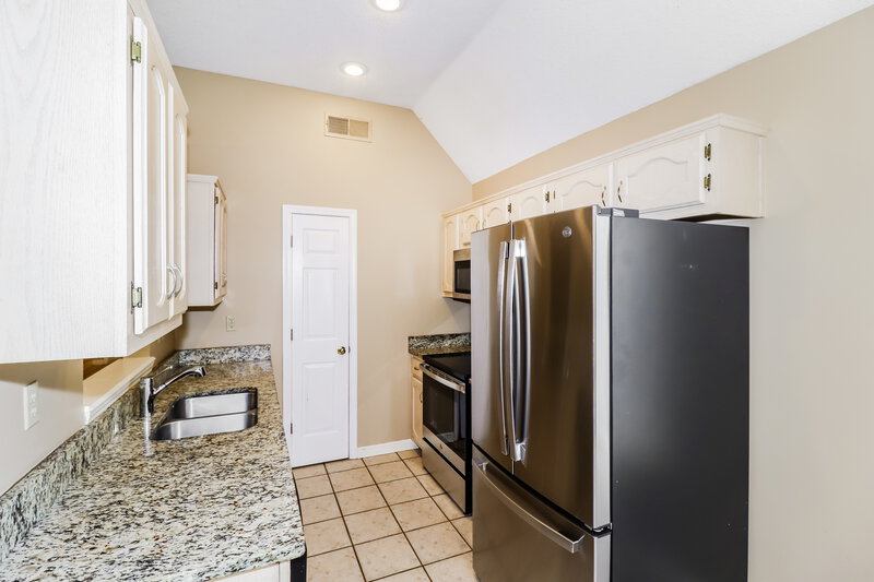 1,740/Mo, 50 Steffani Dr Southaven, MS 38671 Kitchen View 2