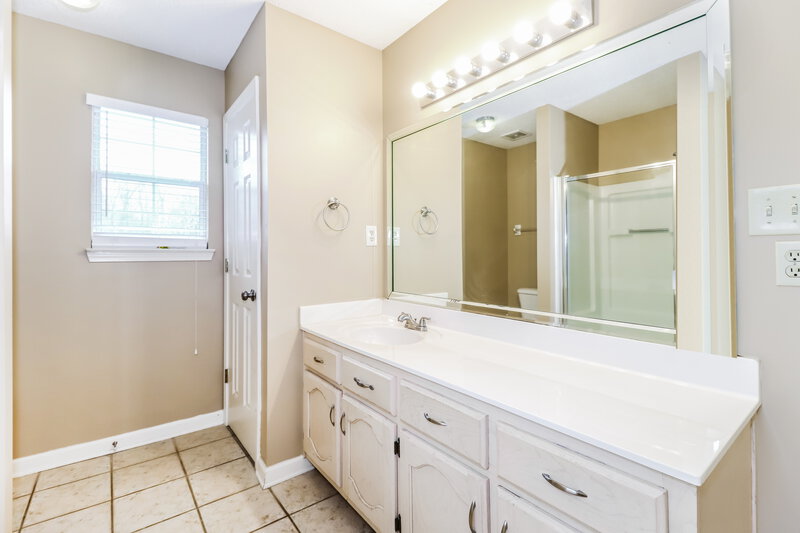 1,740/Mo, 50 Steffani Dr Southaven, MS 38671 Main Bathroom View
